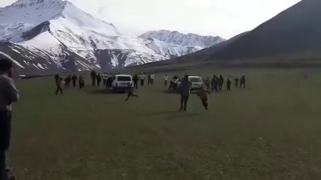 Село Куруш. Площадка Кезикар. Соревнования между приезжими и местными.