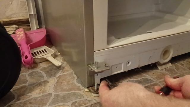 Как перенавесить двери холодильниа на другую сторону