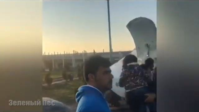 В Иране самолет выкатился на шоссе