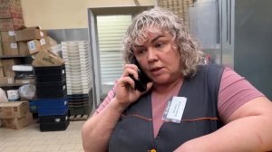 БОРЗАЯ ТОРГАШКА ИЗ 90х КРИЧИТ МАТОМ НА ПОКУПАТЕЛЕЙ И ПОКАЗЫВАЕТ СРЕДНИЙ ПАЛЕЦ / ОХРАНА НЕ ПОМОГЛА