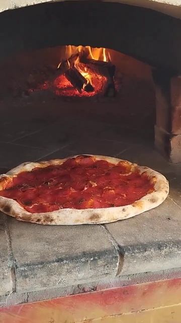 Сочи.Пицца салями из печи на дровах. смотреть онлайн