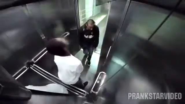 обосрался в лифте . смешно до слёз смотреть онлайн