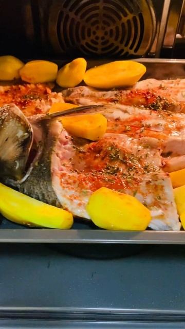 Рыба с картошкой в духовке#shotrs #foodie #recipe #coooking #foodmusic #food смотреть онлайн
