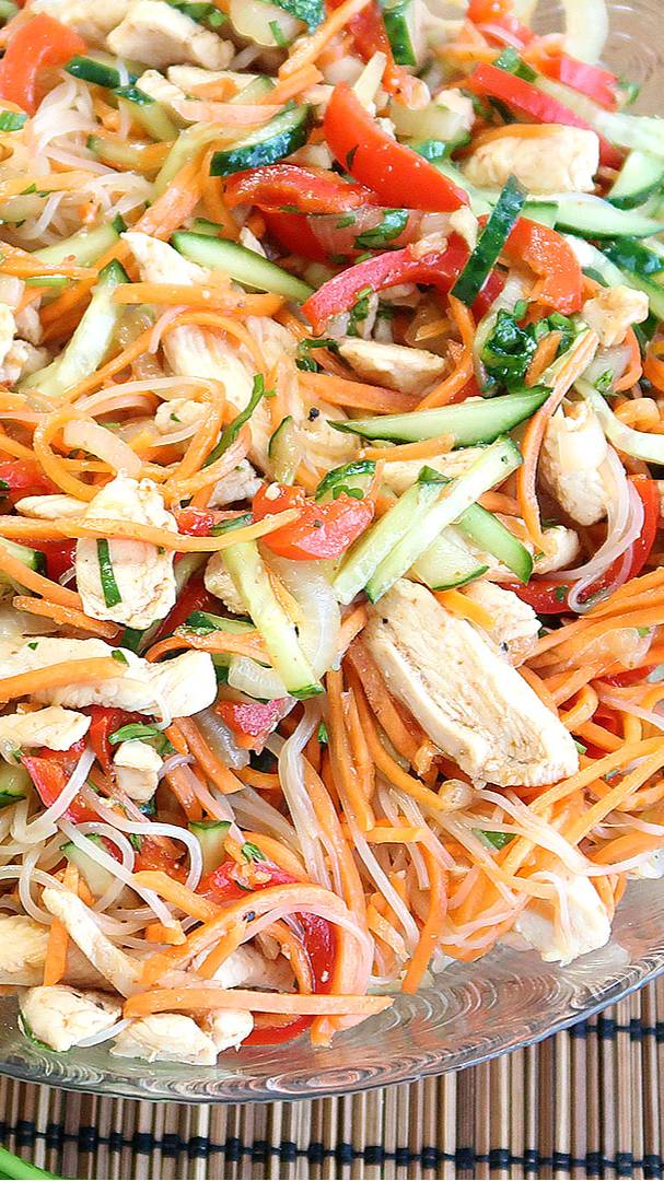 Салат с фунчозой, курицей и овощами. Яркий, сочный и невероятно вкусный