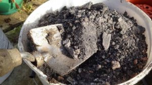 Как применять золу в саду и огороде? Как подкормить золой растения, чтобы не навредить им