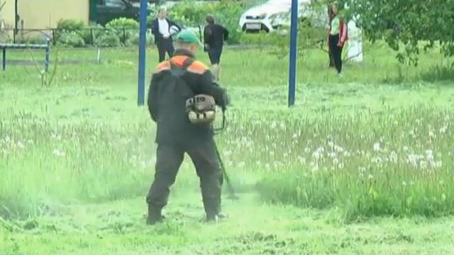 В Первомайском скосили траву во дворах и на аллеях.