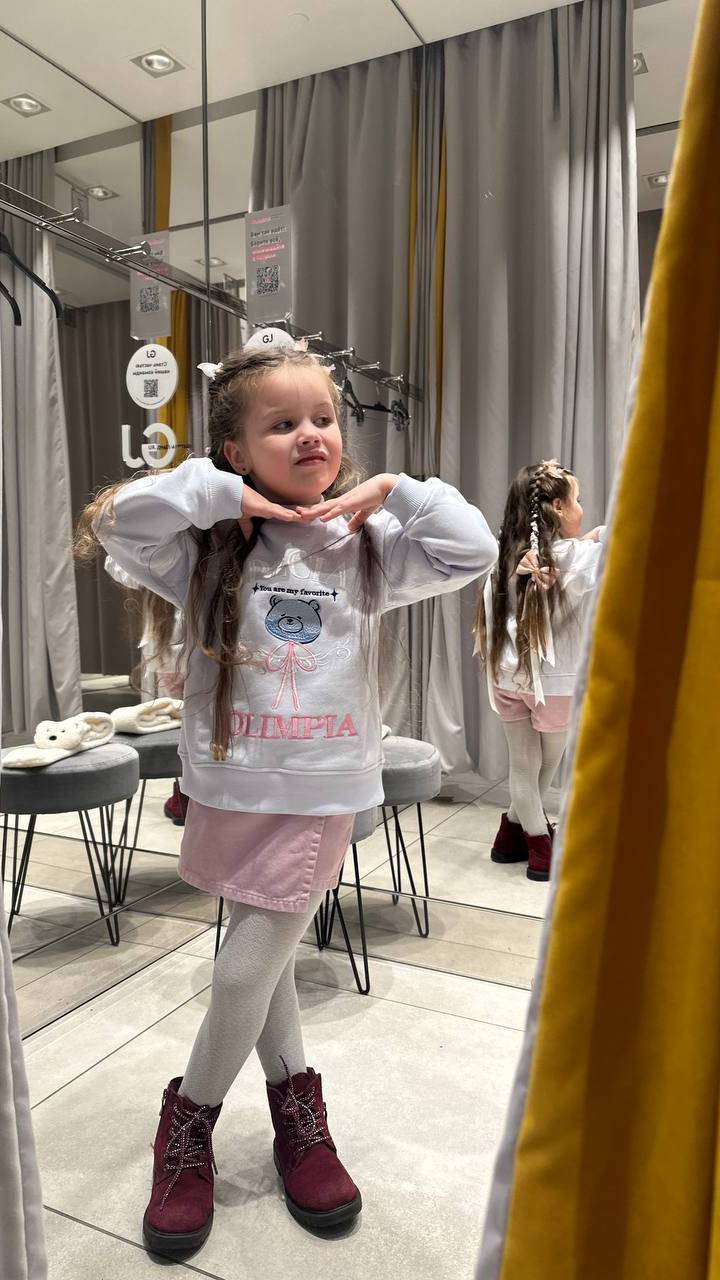 Олимпия в Глория Джинс на Пушкинской делает вышивку на свой свитерок всего за 1 рубль!