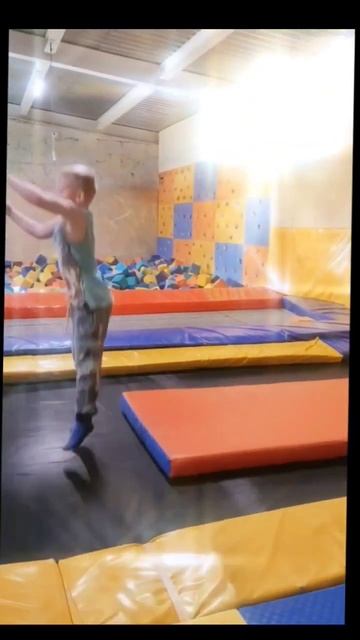 я сделал задние сальто на батуте на спину смотреть онлайн