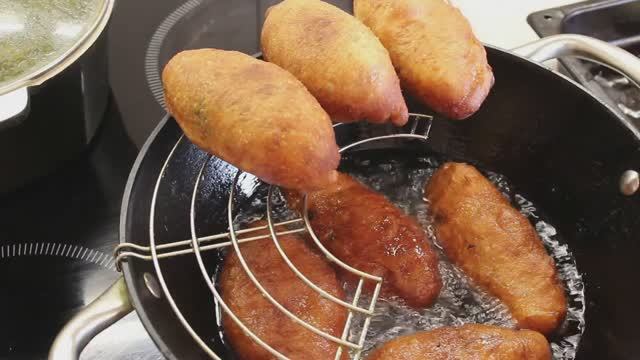 Сладкие пирожки с щавелем. Пирожки жареные на сковороде. Рецепт самого простого теста. смотреть онлайн