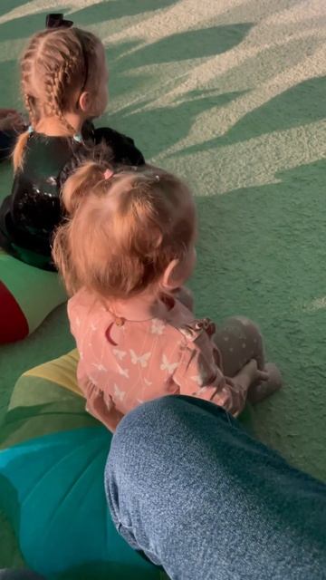 Самый маленький зритель в кукольном театре 🥰 #семья #? смотреть онлайн