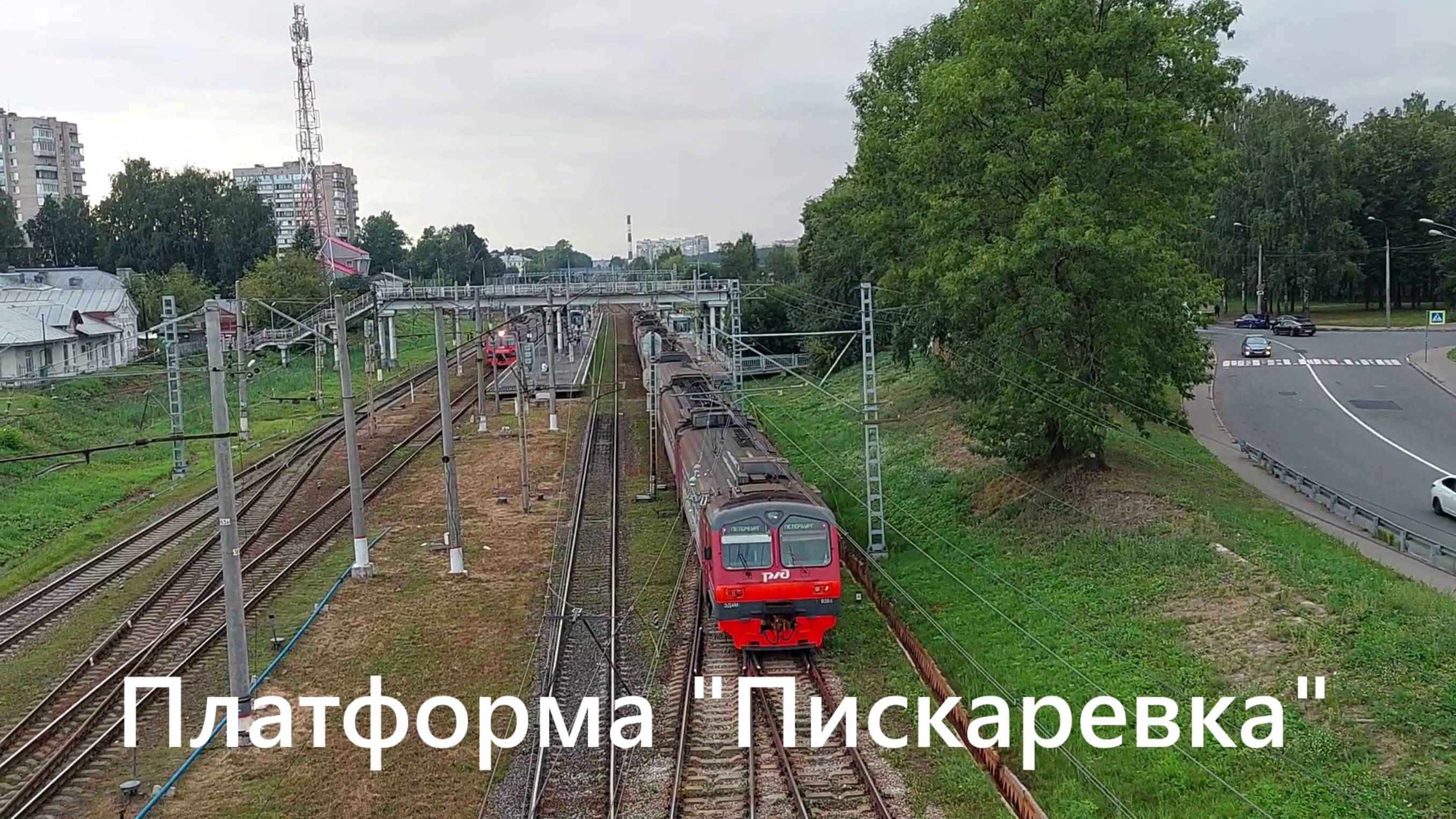 Две электрички у платформы Пискаревка в Санкт-Петербурге 2023 год