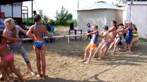 Перетягивание каната на пляже (3)