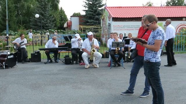 Ретро-фестиваль в губкинском парке аттракционов.