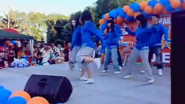 бомж залез на сцену во время выступления (tramp went on stage) смотреть онлайн