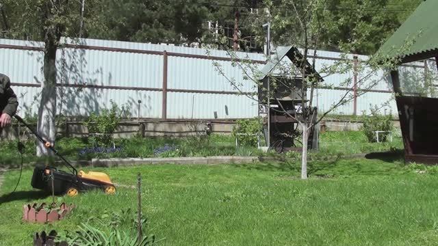 Вернулся, а на даче красота// Покосил первую траву, поколол дрова, посадил крыжовник смотреть онлайн