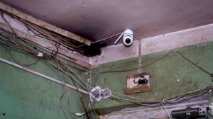 «Я ЗА ТОБОЙ СЛЕЖУ»: СОСЕД УСТАНОВИЛ КАМЕРУ В ПОДЪЕЗДЕ