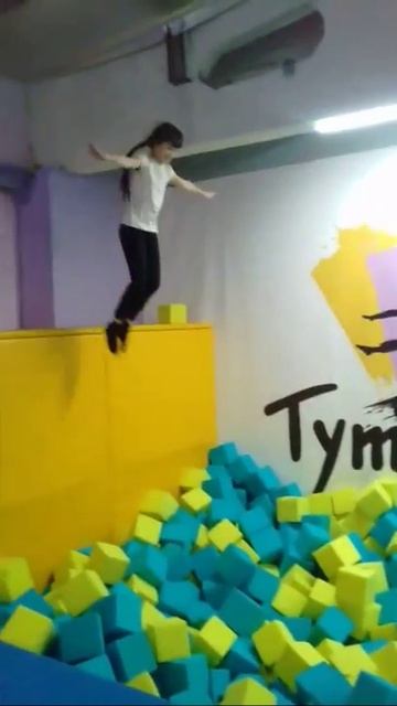 Прыжок обратно. Побывала в Тут Батуте! смотреть онлайн