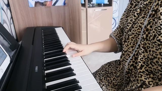 пробую играть на пианино популярные песни (музыка) смотреть онлайн