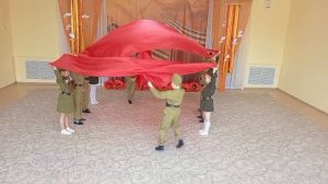 "А закаты алые" композиция с полотнами