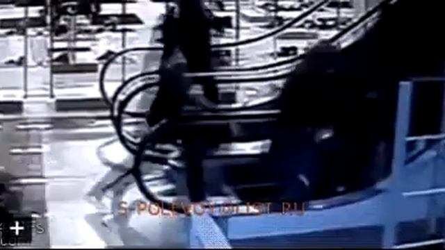 ПРИКОЛЫ СУПЕР-ШОУ бабушка на эскалаторе " РЖАЧ" смотреть онлайн