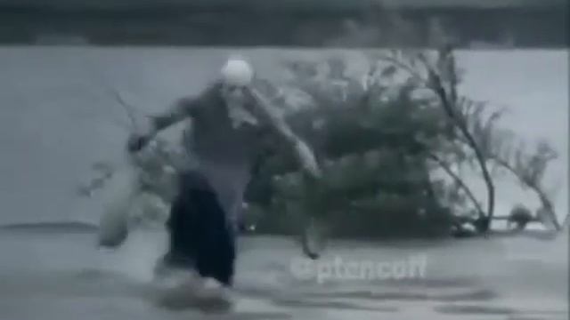 Баба бежит с маггазина смотреть онлайн