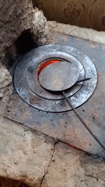 Задвигаю кочергой чугунный блин плиты, закрывая отвер смотреть онлайн