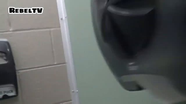Пранк в туалете с нутеллой смотреть онлайн