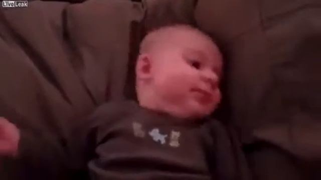 прикол!! реакция малыша на храп отца!