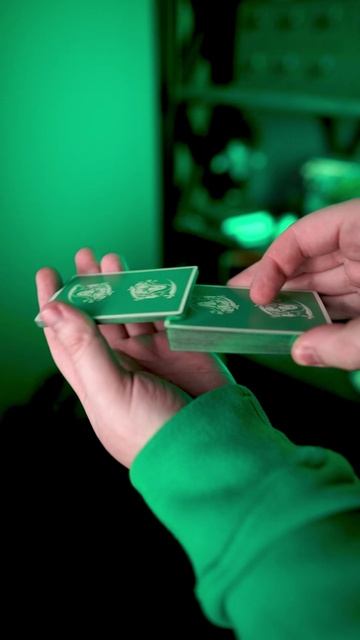 Тасовка карт из СЕРИАЛА Теория Большого Взрыва смотреть онлайн