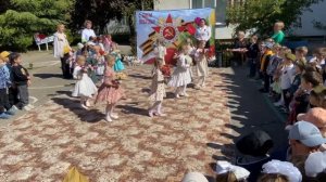 Танец с цветами «Майский вальс». Группы «Радуга» и «Подсолнушек»