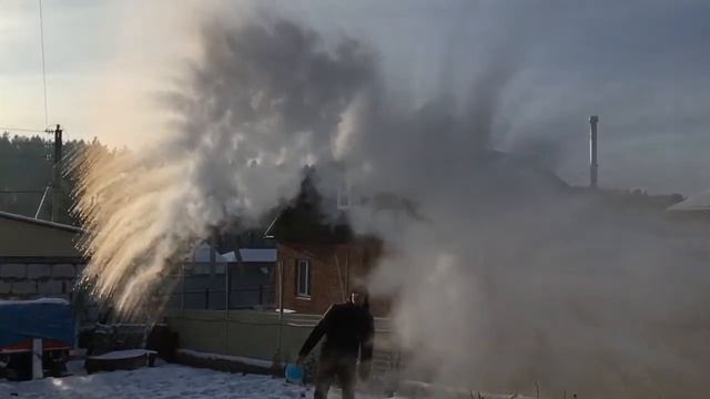 Горячая вода на морозе, -30 градусов| Hot water in the cold, -30 degrees смотреть онлайн