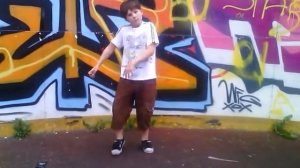 Пацан танцует хип-хоп