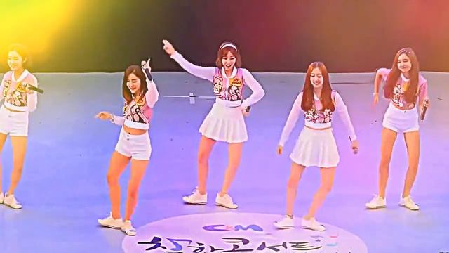 Прикольно танцуют)