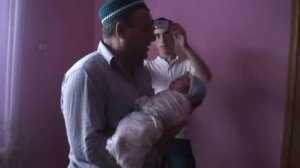 Как младенец реагирует на азан