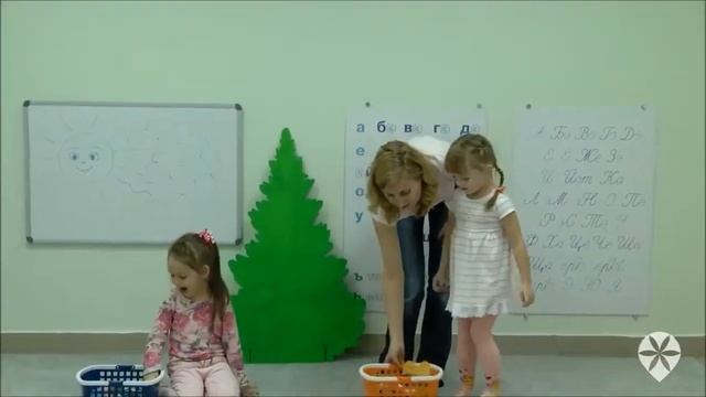 Маленький взрослый Кидаем снежки в коробку