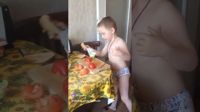 Мелкий делает бутерброд.)
