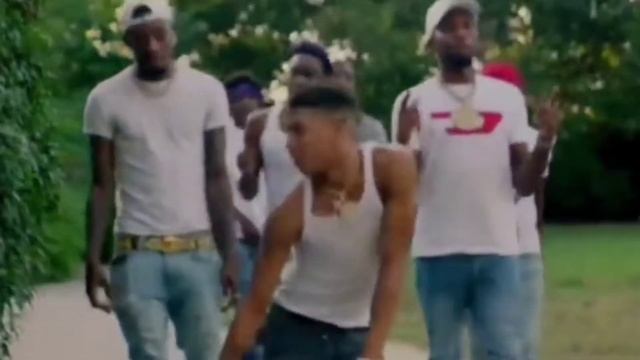 айм рил вамп штаны висят низко