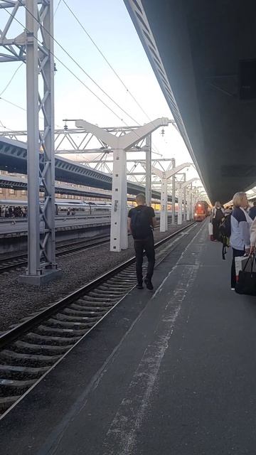 Подача поезда на посадку до Москвы из Санкт-Петербург? смотреть онлайн