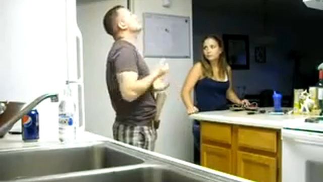 Прикол мужа над женой [Funny husband over wife] смотреть онлайн