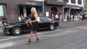 Москва. Красивые девушки на Патриарших прудах