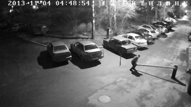 Мужчина ломает шлагбаум смотреть онлайн
