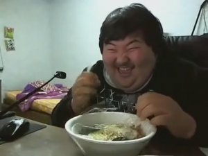 Китаец ржет и кушает