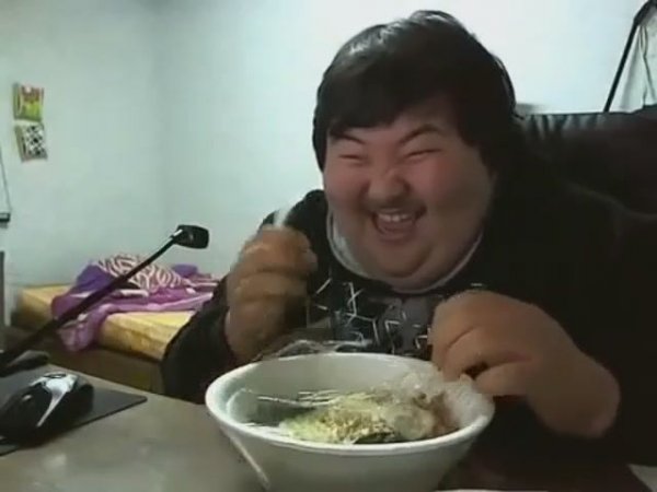 Китаец ржет и кушает