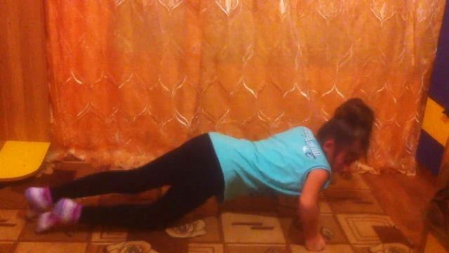 не только пацаны могут отжиматься....