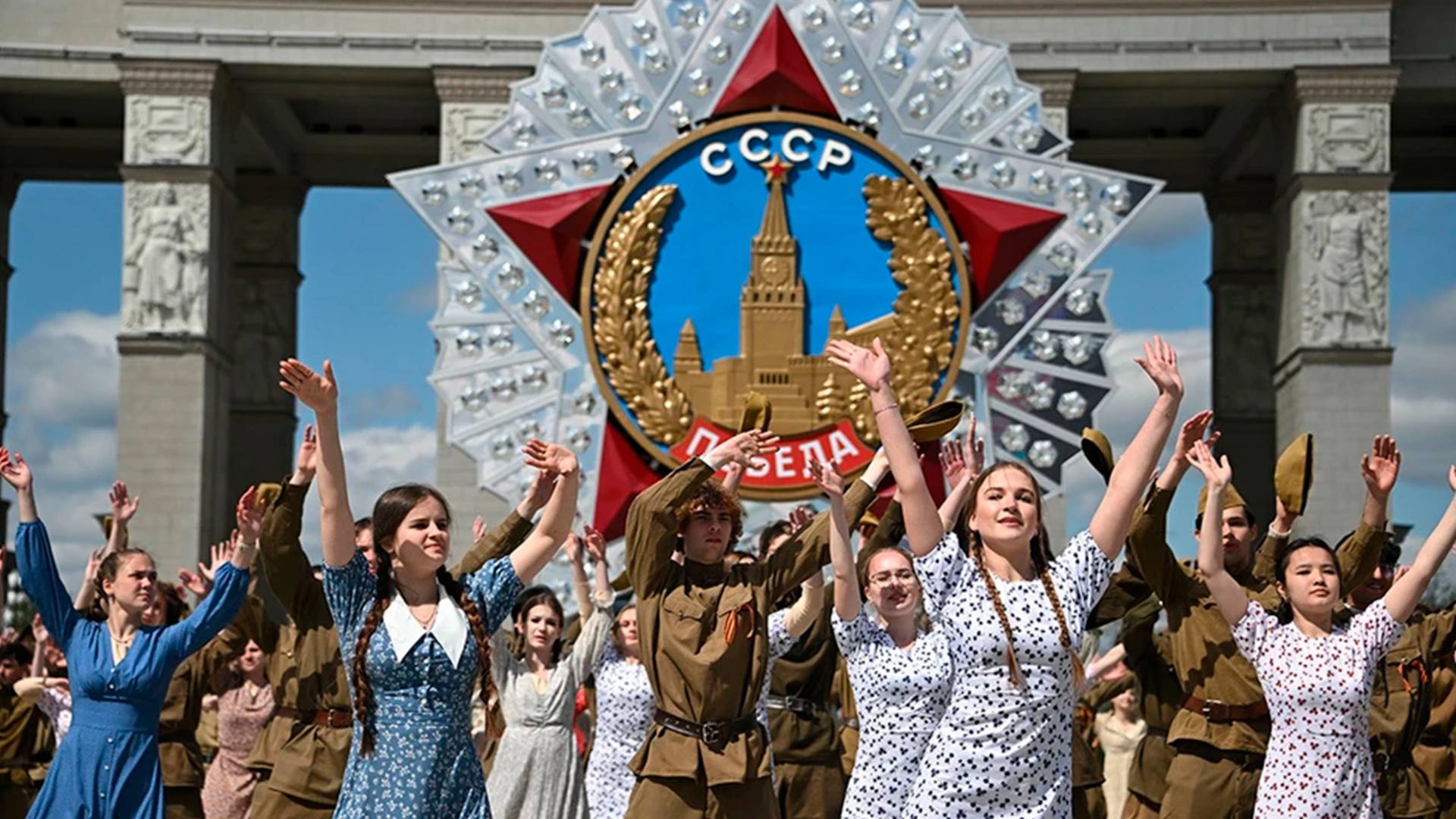 «Вальс Победы». 400 студентов в Москве воссоздали атмосферу военных лет