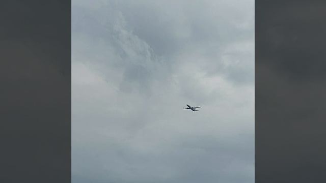 самолёт ✈️ заходит на посадку смотреть онлайн