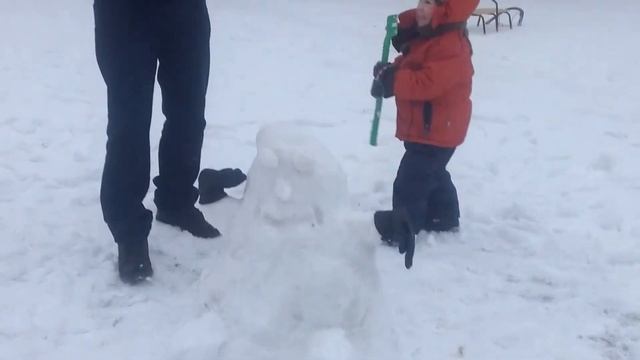 Лепили снеговика а получился ...?