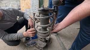 Замена передних амортизаторов, опорный подшипников Kia cee’d (JD)