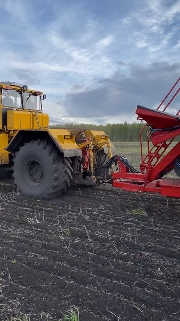 Кировец первый выезд с посевным комплексом СевМастер- смотреть онлайн
