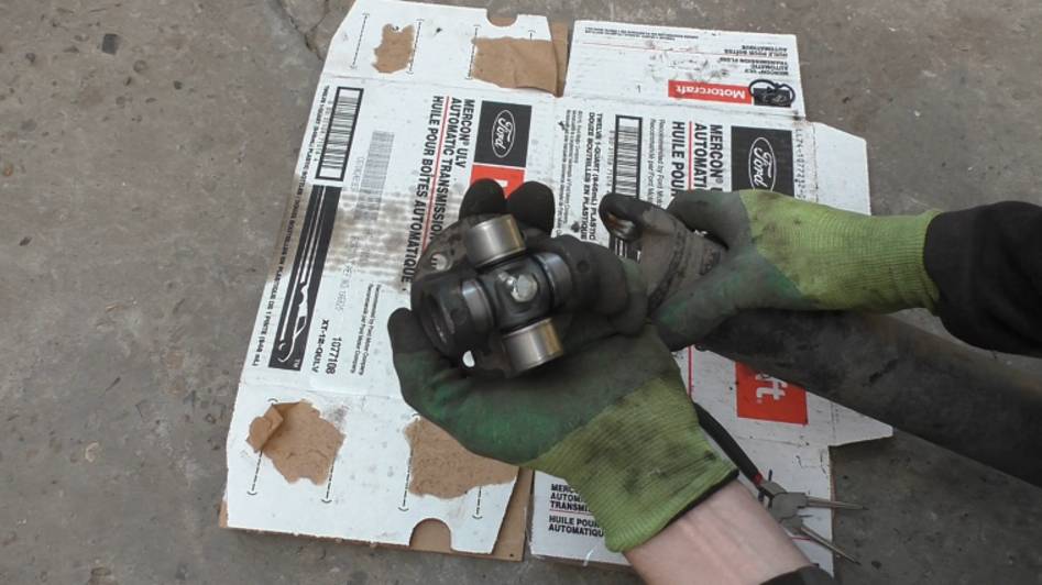 Замена крестовины заднего кардана на Chevrolet Niva 4х4  Шевроле Нива 2016 года